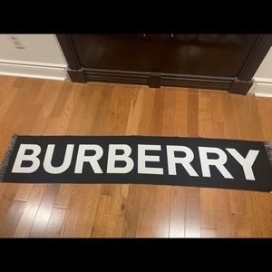 👏🏻👏🏻SOLD👏🏻👏🏻Burberry wool Jacquard logo scarf